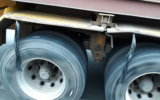Lý do bó chun được treo ở gần lốp xe tải là gì, câu trả lời ít ai ngờ đến!